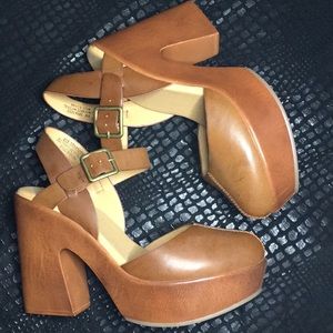 Block heeled clogs